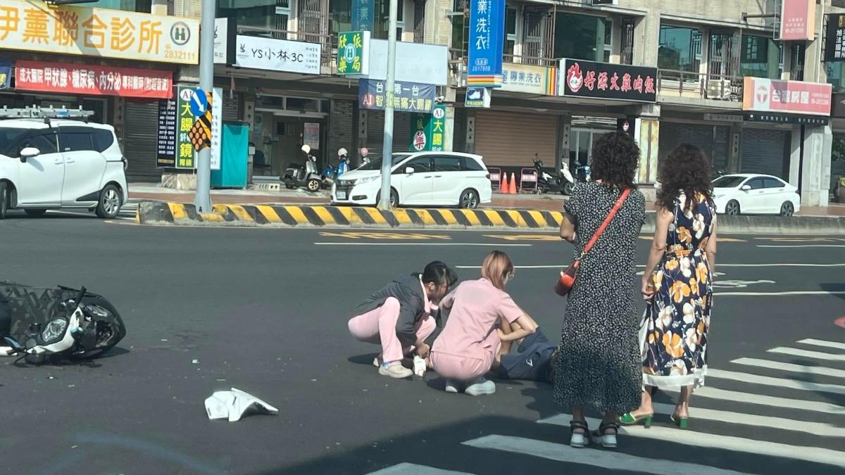 台南市北安路發生車禍,兩名護理師見狀,立刻上前幫忙,成為路人眼中最美的風景。(圖/翻攝Threads_sam_lin_tainan)