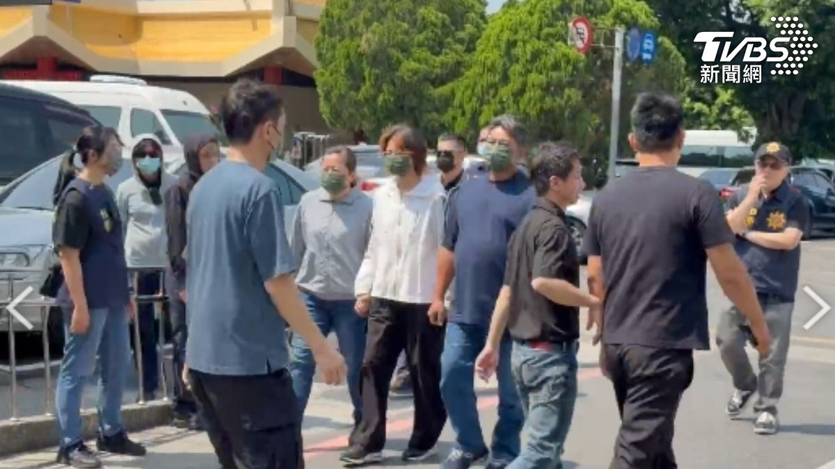 害死女警的女大生5天後到靈堂致歉,外傳曾向警方求助保護,雖然現場有大批警力,但警方不願證實。(圖/TVBS)