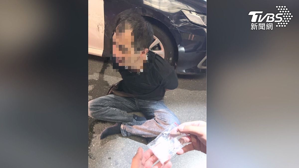 警方於現場迅速控制凌姓男子,並在車內查扣第二級毒品安非他命2包。(圖/TVBS)