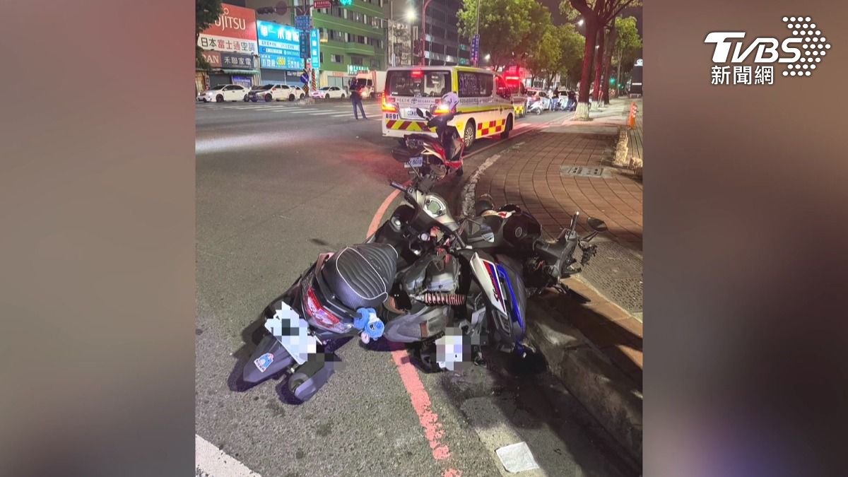 凌姓男子的車輛,過程中先後擦撞兩輛小客車,又波及待轉區內2輛機車,共造成3人受輕傷送醫。(圖/TVBS)