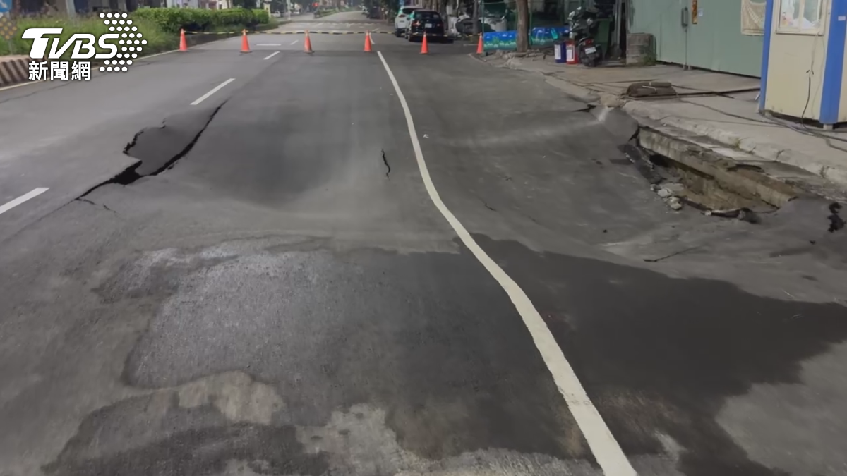 台中路面驚現「巨坑吞車道」!疑水管爆裂釀禍 連假封路無人修