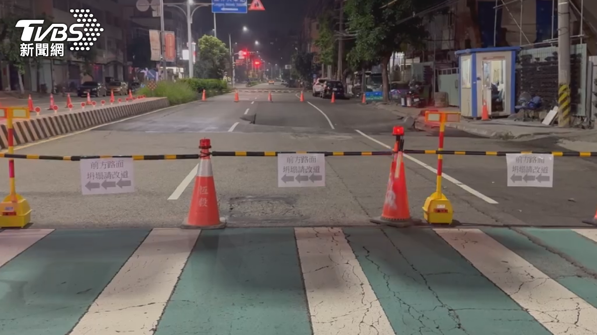 該路段已全面封閉,車輛須改道通行,下週一才能進行修復作業。(圖/TVBS)