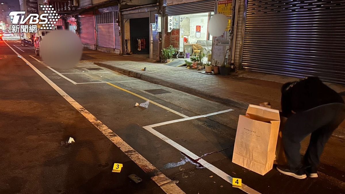 警方於現場採驗相關跡證。(圖/TVBS)