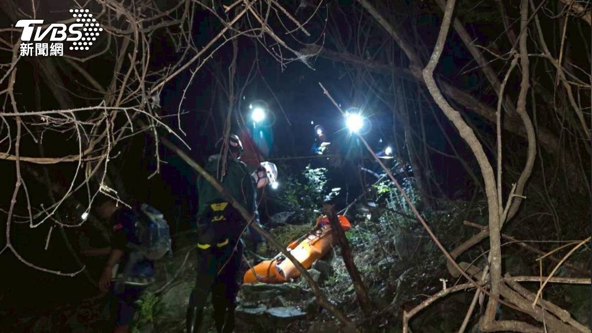 台東女山友在羽美山步道健行時不慎跌落山谷,搜救員摸黑在崎嶇的山中搬運救援。(圖/TVBS)