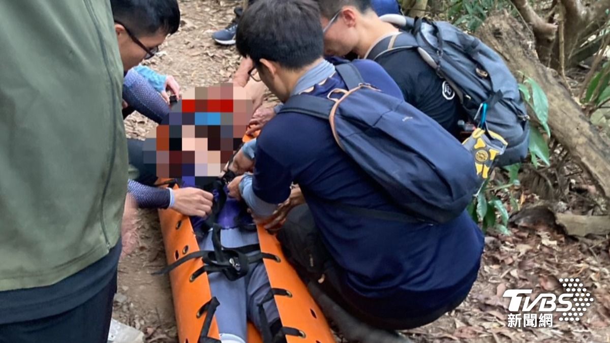 台東縣消防局昨天於浸水營古道搶救女山友,她左膝突發劇烈疼痛,由消防員從山區拖拉搬運接駁送醫。(圖/TVBS)