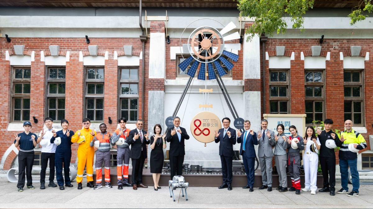 台泥董事長張安平率台泥跨水泥及綠能事業體的全球經營團隊,與來自歐亞非橫跨水泥、環保、儲能、航運、電力等11個產業的員工代表以及來自杭州公亮大樓的機器狗阿福合影。(圖/台泥提供)
