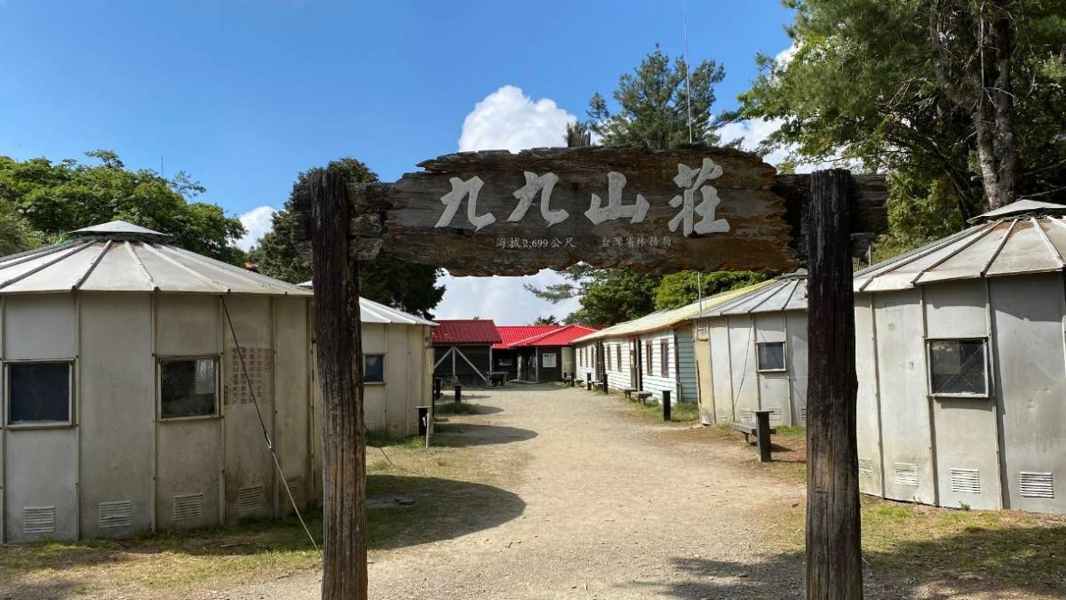 大霸尖山九九山莊施工卡車墜山谷 司機腿骨折、越南移工命危