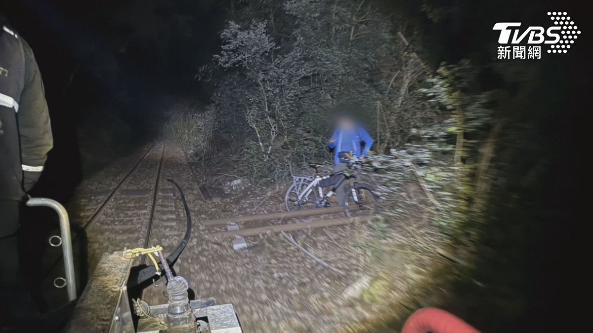 嘉義阿里山林鐵,深夜竟然有單車騎士,闖入軌道區域,還低頭滑手機,疑似沉迷熱門遊戲「皮克敏」。(圖/TVBS)