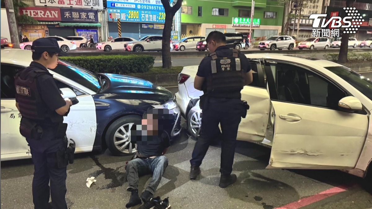 高雄左營發生一起警匪追逐,一名男子車牌反光拒檢狂逃,過程中衝撞待轉格兩部機車釀3傷,大批警力攔截圍捕,抓準時機拔槍壓制逮人。(圖/TVBS)