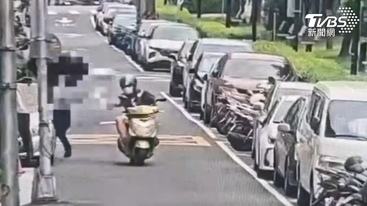 搶匪鎖定女路人行搶,熱心民眾邊追逐邊牢記車牌,協助警方抓人。 (圖/TVBS)