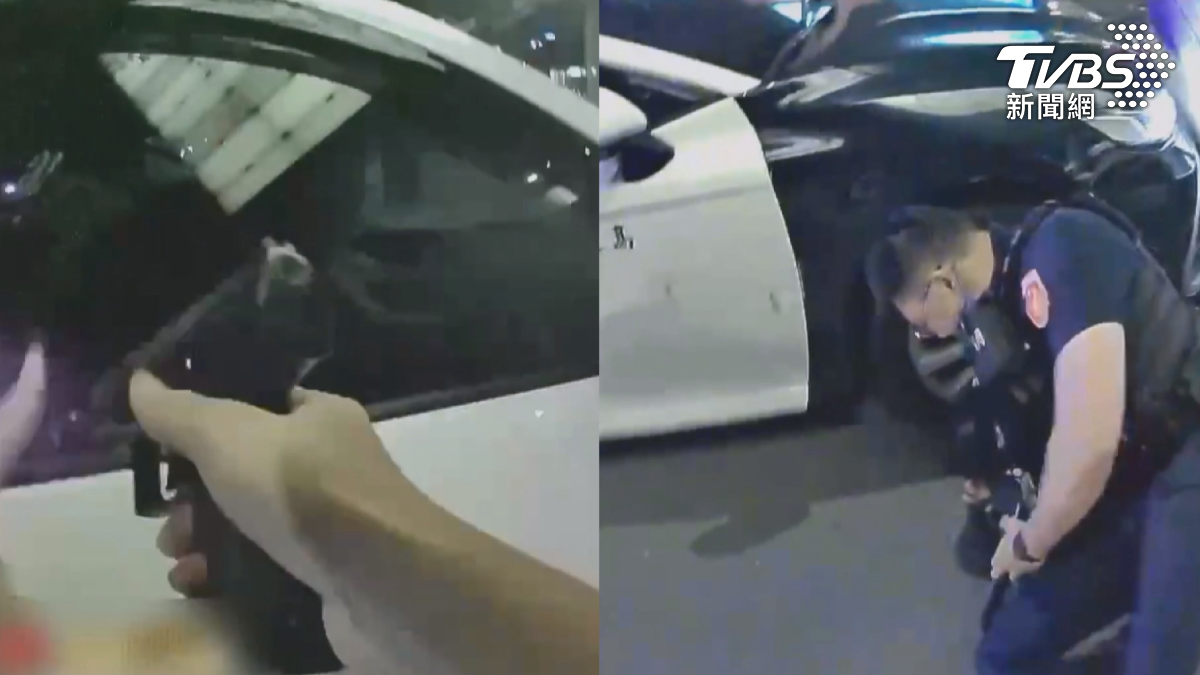 追逐過程中,員警抓準時機衝下車,緊急拔槍喝令嫌犯下車,瞬間將他壓制在地並上銬逮捕。(圖/TVBS)
