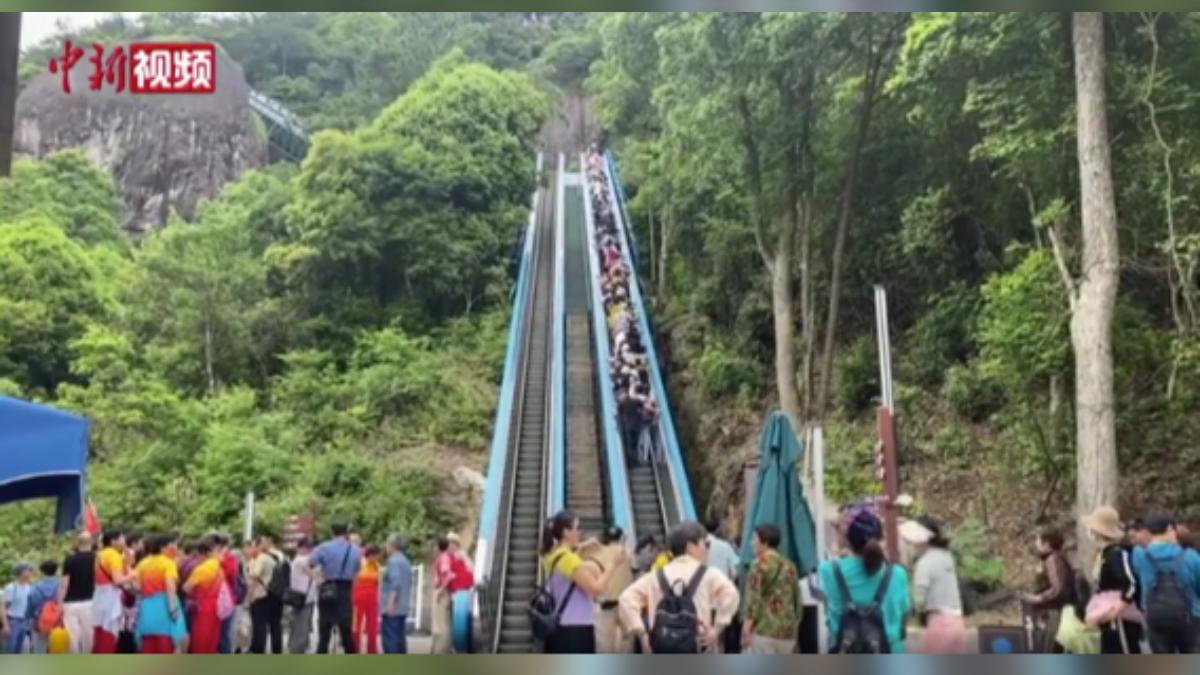 大陸許多風景區都喜歡安裝電扶梯,讓遊客「無痛登山」,藉此吸引人潮。(圖/中新社)