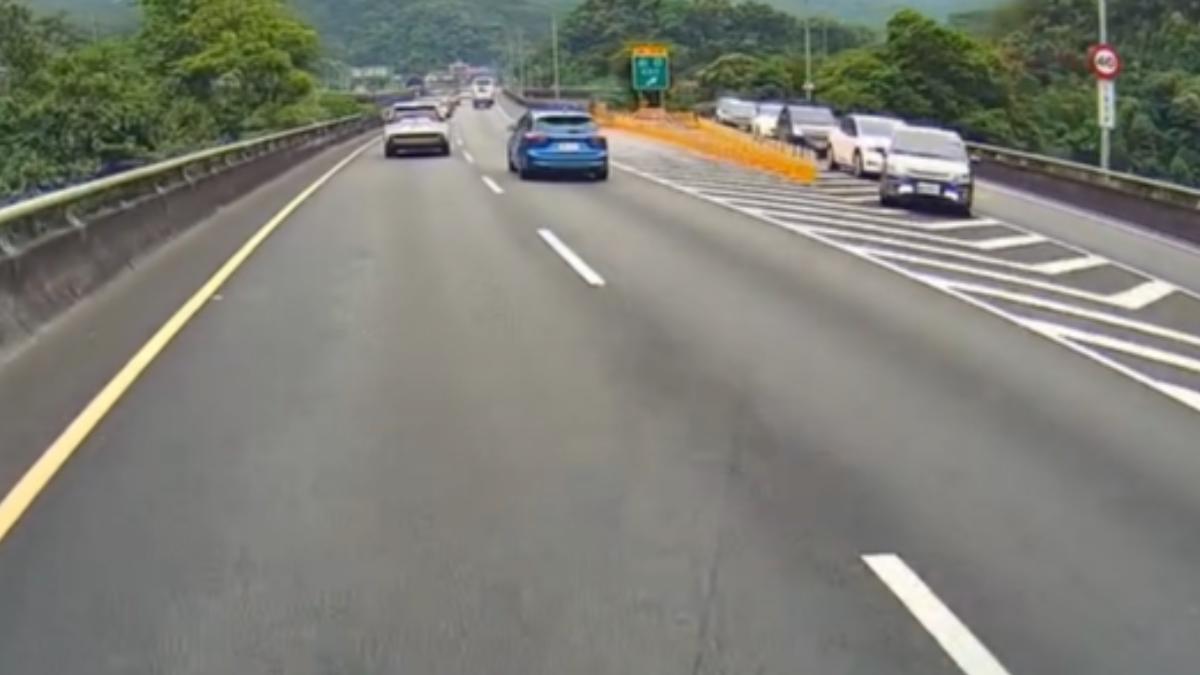 有八輛車駕駛把匝道出口誤當成入口,集體逆向行駛。(圖/翻攝Threads)