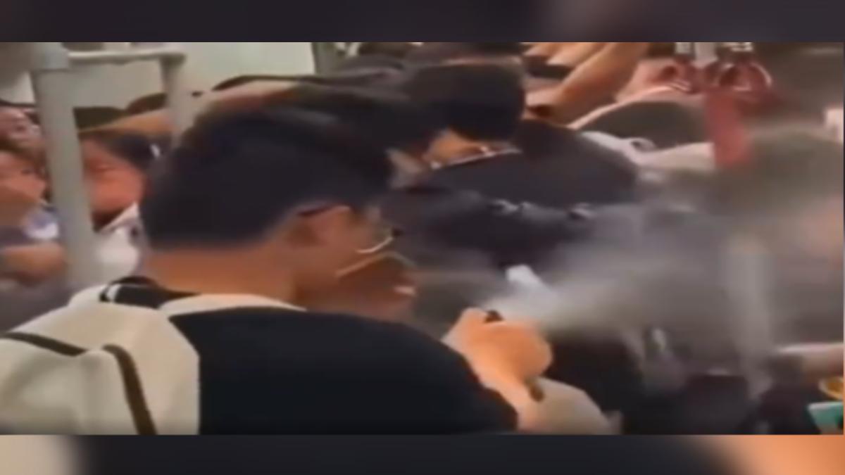 大陸廣州地鐵三號線有一名男子持辣椒水無差別攻擊,許多乘客被嗆到不斷咳嗽。(圖/微博)