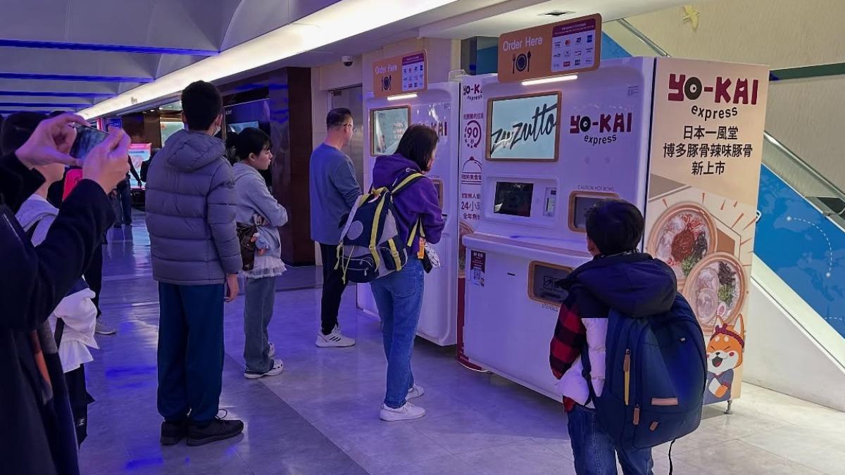 桃園機場深夜奇景!旅客狂排「神秘機台」 一票人讚:紅眼航班救星