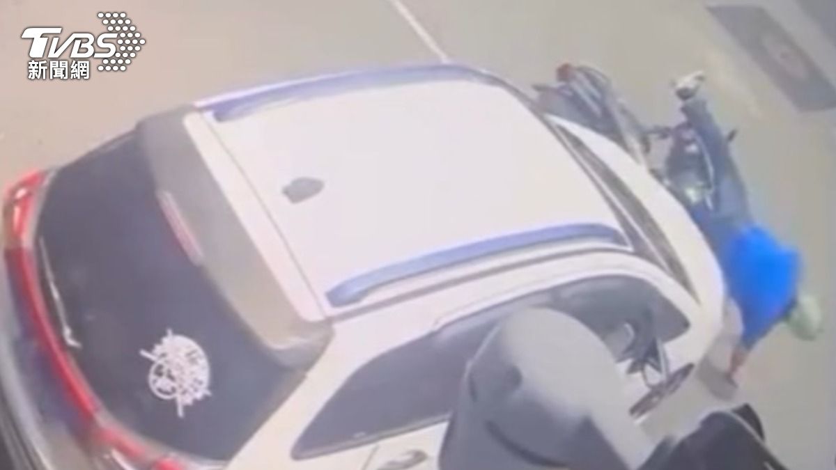 桃園八德一間烤鴨店前日前發生車禍,汽機車碰撞後騎士人車彈飛。(圖/TVBS)