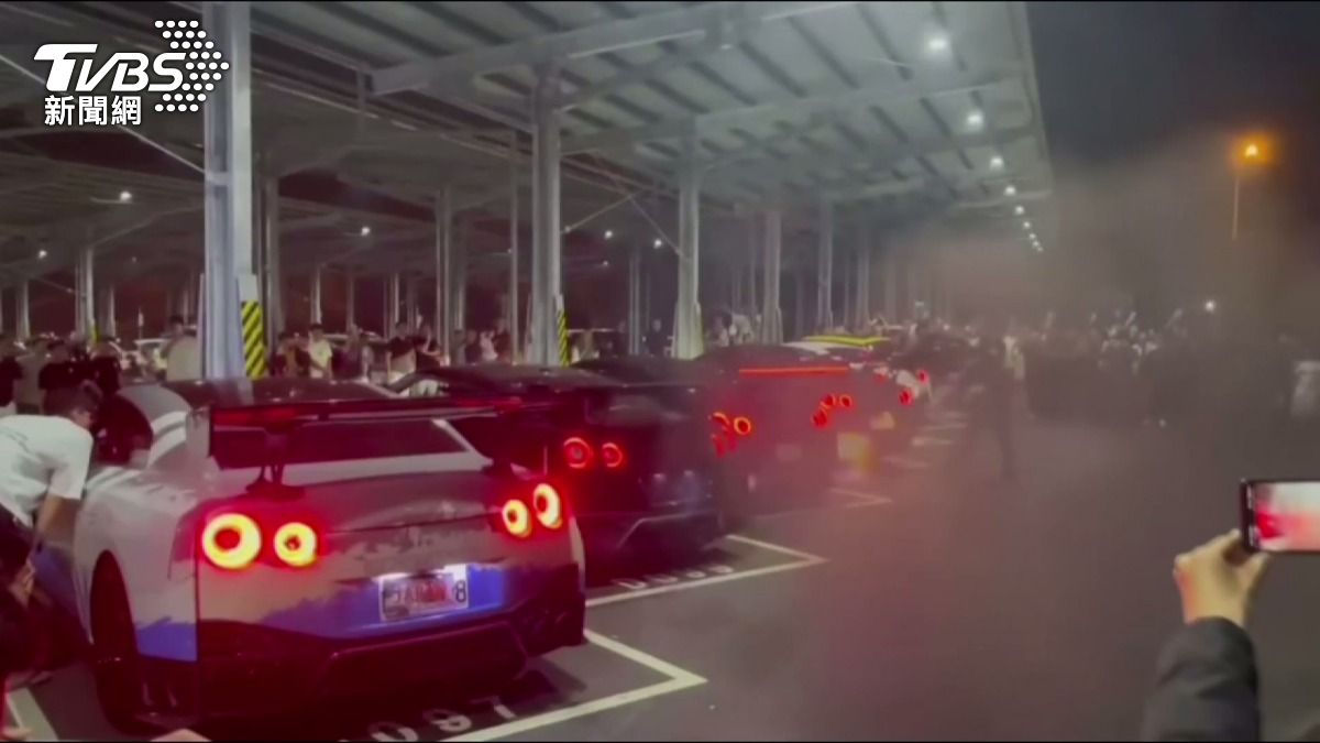 影音/GT-R深夜炸響南投服務區!排氣管噴火冒黑煙 3車主遭帶回偵辦。(圖/TVBS)