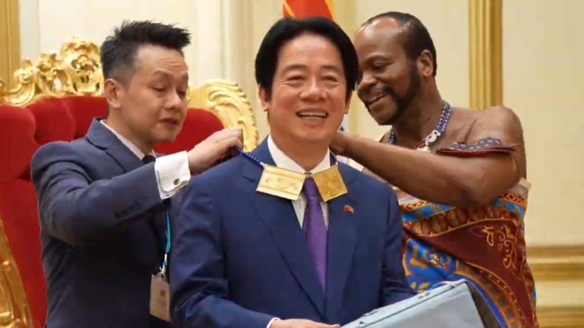 總統賴清德致贈禮品予國王恩史瓦帝三世（Mswati III）。（圖／總統府提供）