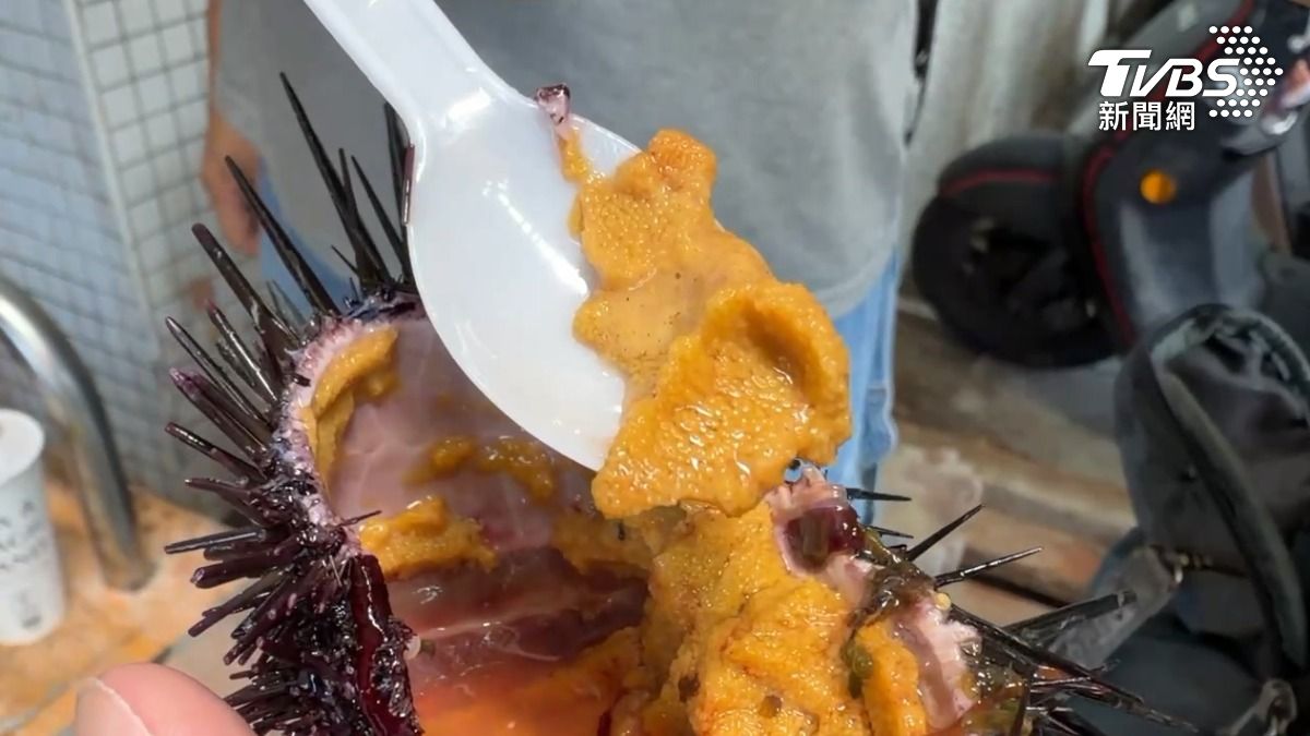 高雄蚵仔寮業者創新吃法，推出生海膽淋啤酒的吃法，去腥回甘超驚豔。（圖／TVBS）