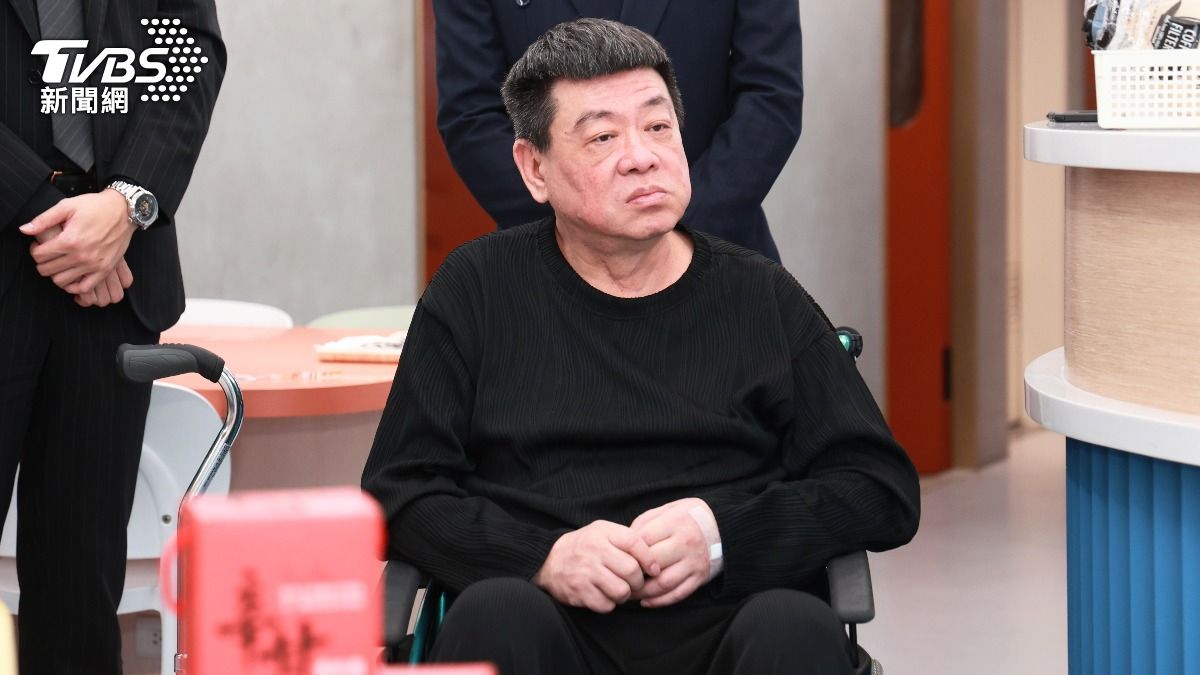 65歲孫德榮腦部血栓送醫！虛弱「坐輪椅」露面　健康現況曝光　