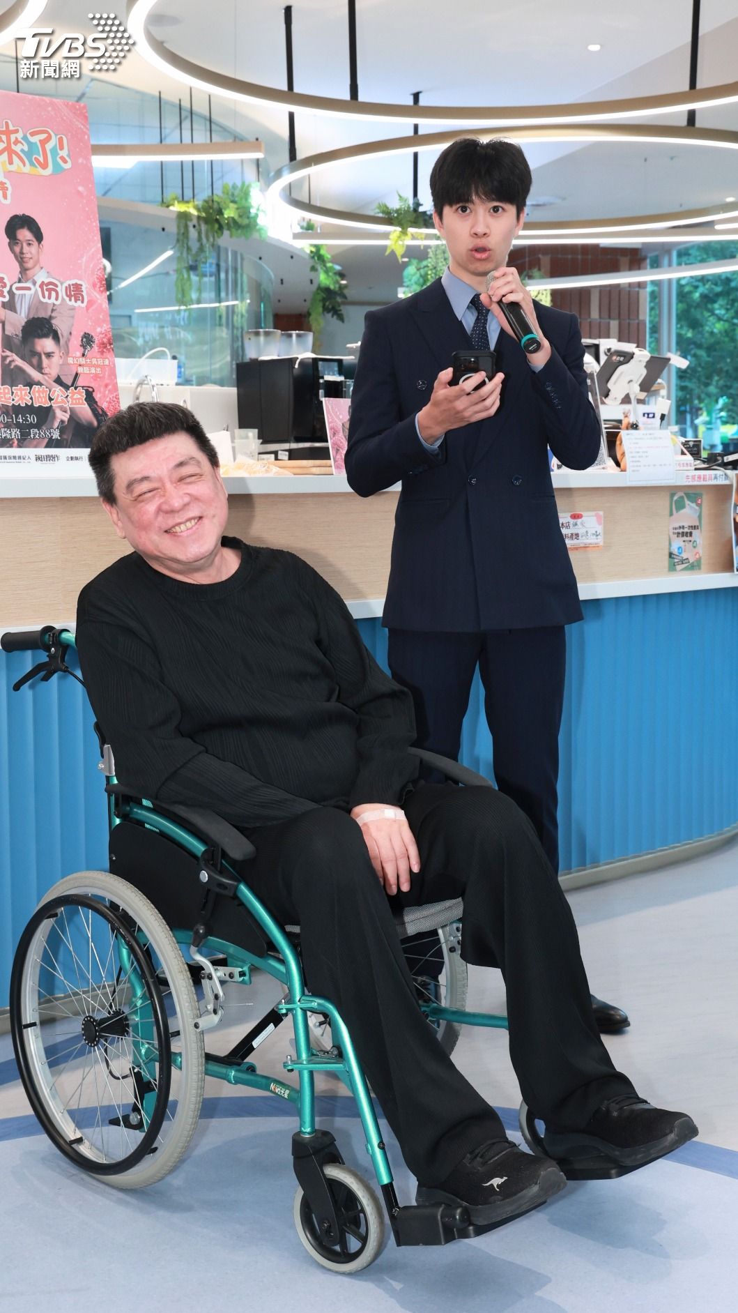孫德榮為了與兒子唯哲更多交流,開始學習保險知識。(圖/趙世平攝)