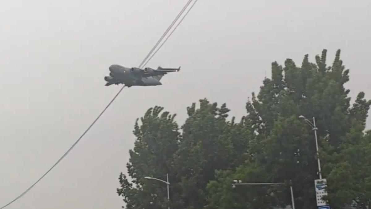 大陸北京不少民眾直擊，美軍C-17運輸機飛越北京上空。（圖／網路）