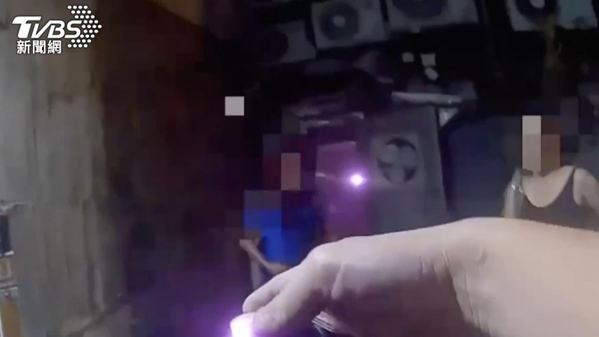 兩派人馬當街鬥毆,警方快打部隊到場逮人。(圖/TVBS資料畫面)