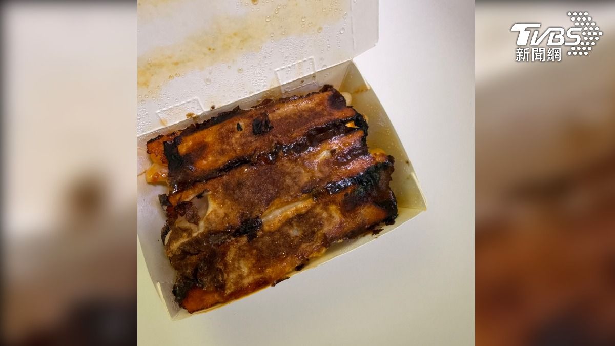 屏東有民眾在連鎖鍋貼店，買到的鍋貼外圍卻呈現一圈焦黑，讓消費者傻眼PO網，總公司對此事件回應，目前尚未收到投訴（圖／翻攝Threads＠aa1b2c3ty）
