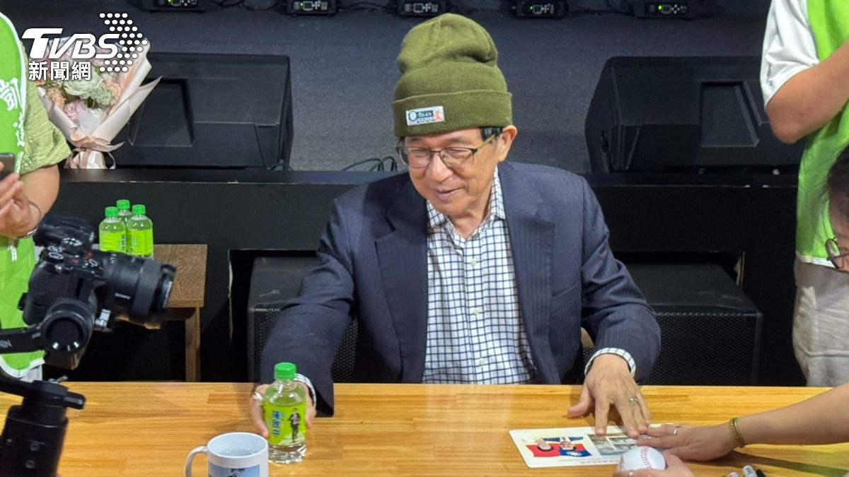 活網迷因總統降臨!阿扁簽名會人潮「橫跨三條街」粉絲尖叫追著跑