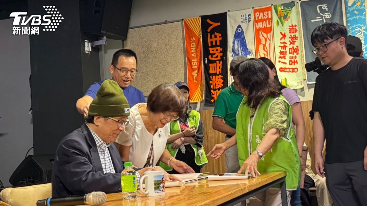 高雄新興區咖啡館舉辦「阿扁也想你」粉絲補簽會。（圖／林雅婷攝）
