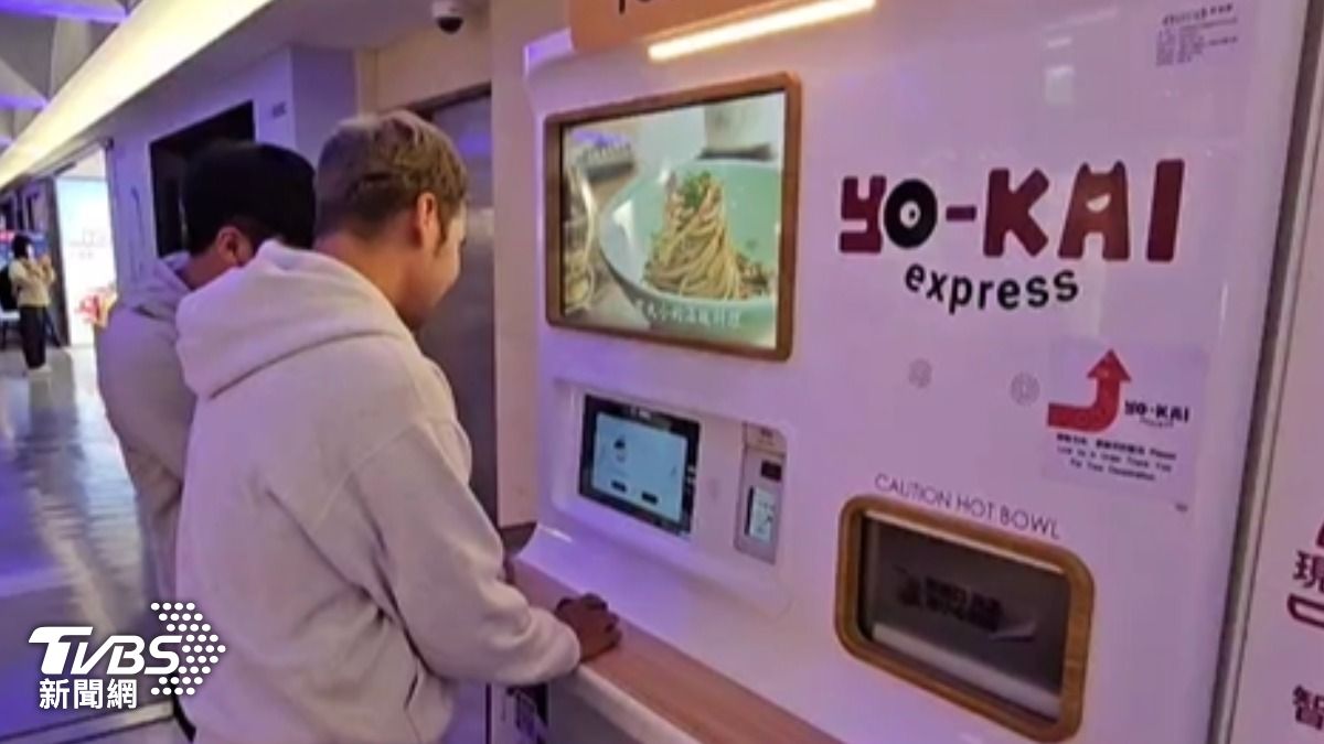 旅客操作自動販賣機,點選熱騰騰的現煮拉麵解饞。(圖/TVBS)