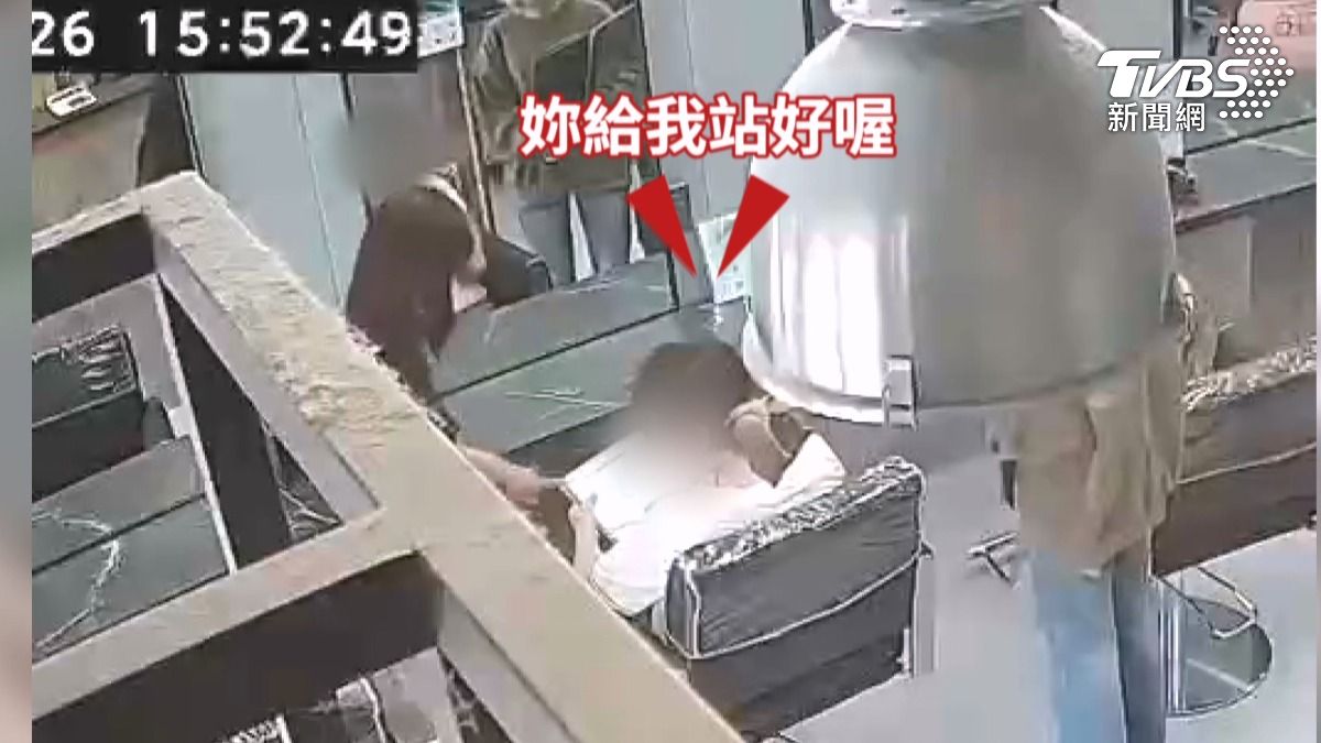 髮廊來客狂喊「給我站好」!對空氣自言自語 警一聽秒認出她