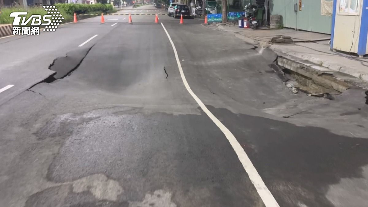 台中工地害鄰宅下陷50cm　路又塌了。(圖／TVBS)