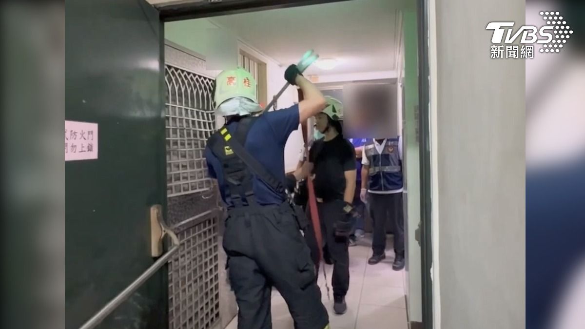 警消拿著破門工具上門,鐵門被敲到變形,住戶還玩起你追我跑不肯配合警方,直到最後被警方壓制(圖/TVBS)
