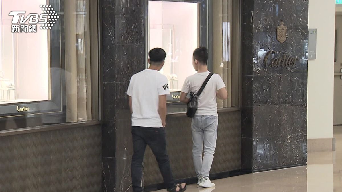 名牌Cartier的銷售人員向民眾透露，將在5/20全面調漲10-15%。（圖／TVBS）
