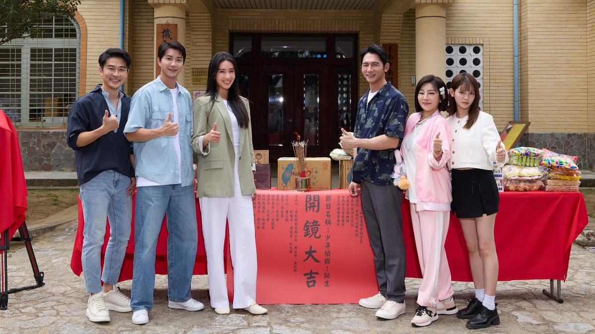 江宏傑(左二起)、隋棠、温昇豪、王彩樺及路昀熙組成主持陣容。(圖/灰人文化提供)