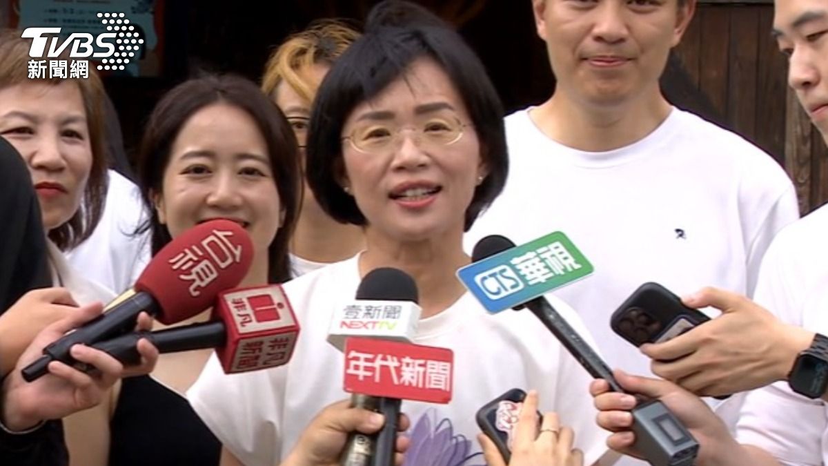 民進黨新北市長參選人蘇巧慧大方誇讚對手的新髮型。(圖/TVBS)