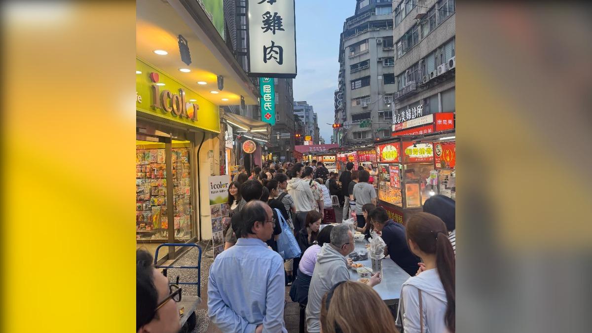 有民眾發現晴光商圈、雙城街夜市有許多日本人。(圖/@abao7nali授權)