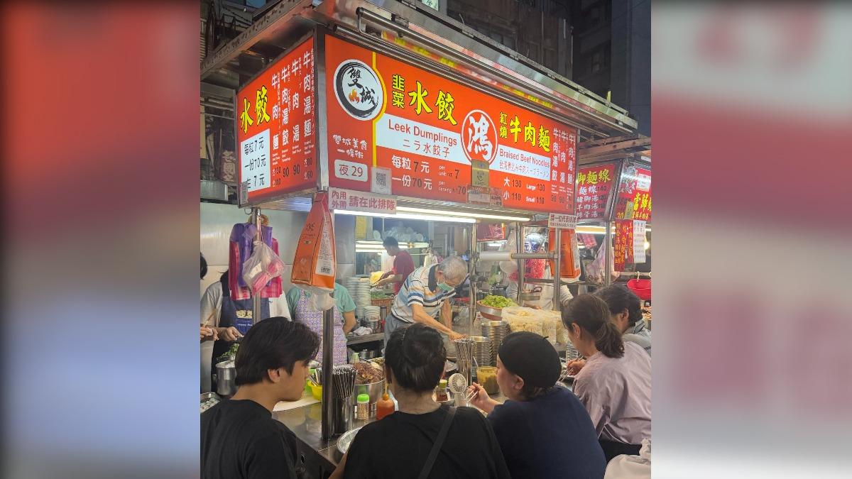 有民眾發現晴光商圈、雙城街夜市有許多日本人。(圖/@abao7nali授權)