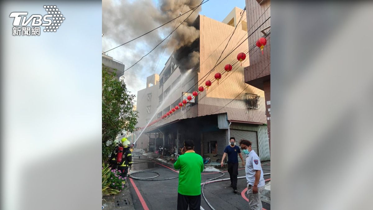高雄市橋頭區一間透天厝發生火警，4層樓屋內堆滿塑膠玩具、衣物，全面燃燒。（圖／TVBS）