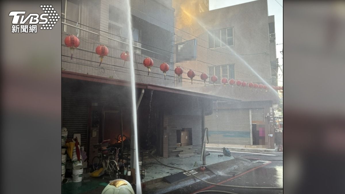 透天厝從屋內全面燃燒，警消從一樓破門而入，大量濃煙竄出。（圖／TVBS）