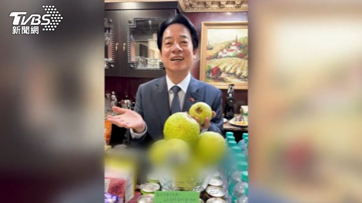 總統賴清德出訪史瓦帝尼,手持紅心芭樂象徵兩國深厚穩定的情誼。(圖/TVBS)