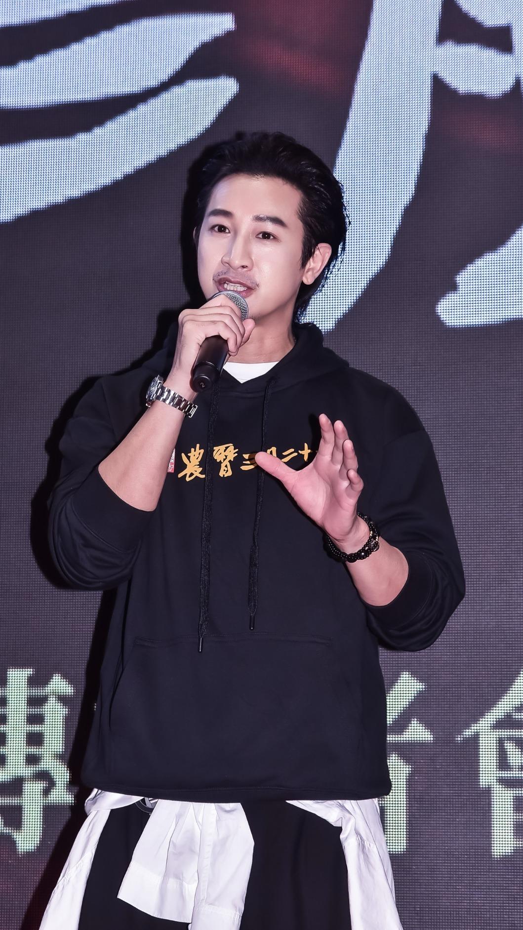 邱凱偉在片中以神仙姿態現身,常常一出場就自帶風。(圖/壹捌玖伍電影有限公司提供)