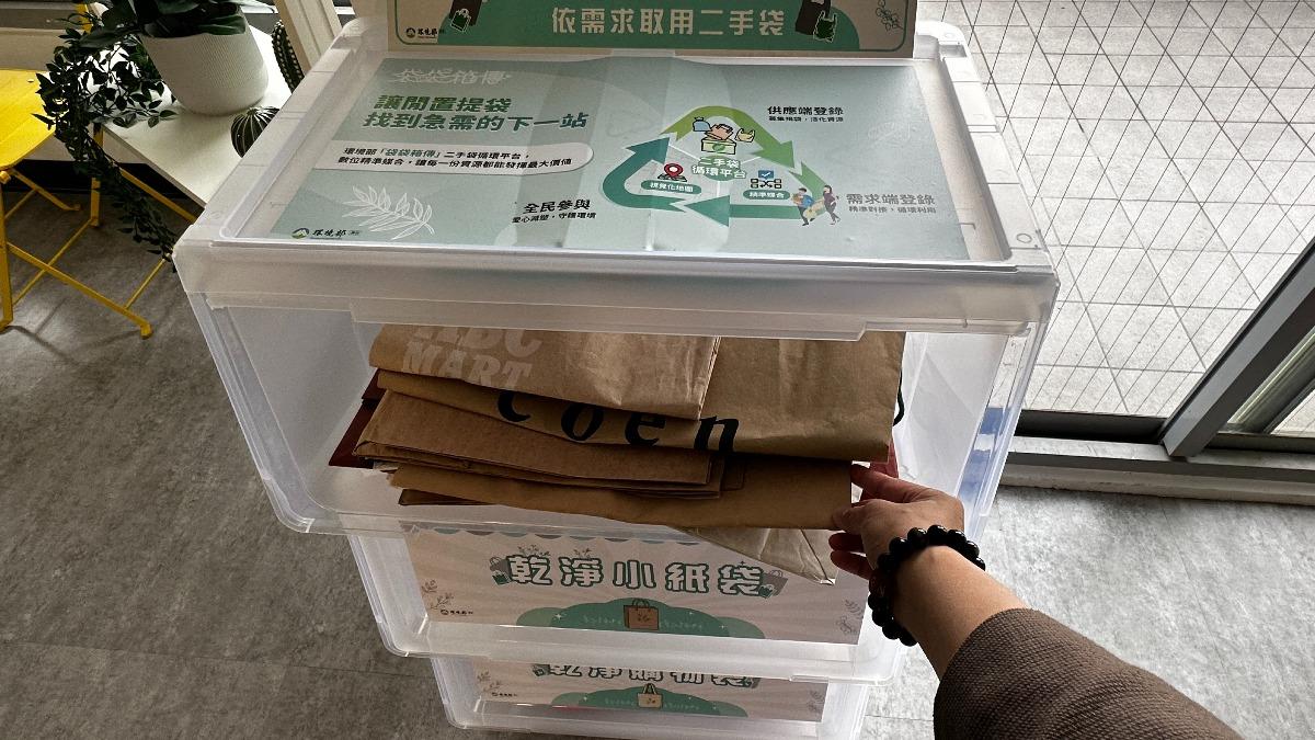 建國花市是台北市其中一個據點,供民眾取用和捐贈。(圖/陳詩璧攝)