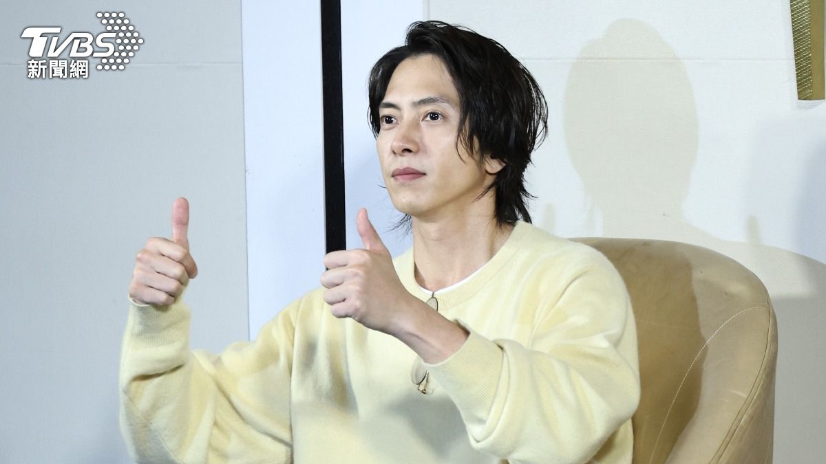 山下智久罕見兩個大拇指比讚,期待高雄演唱會跟這個一樣讚。(圖/張哲鳴攝)