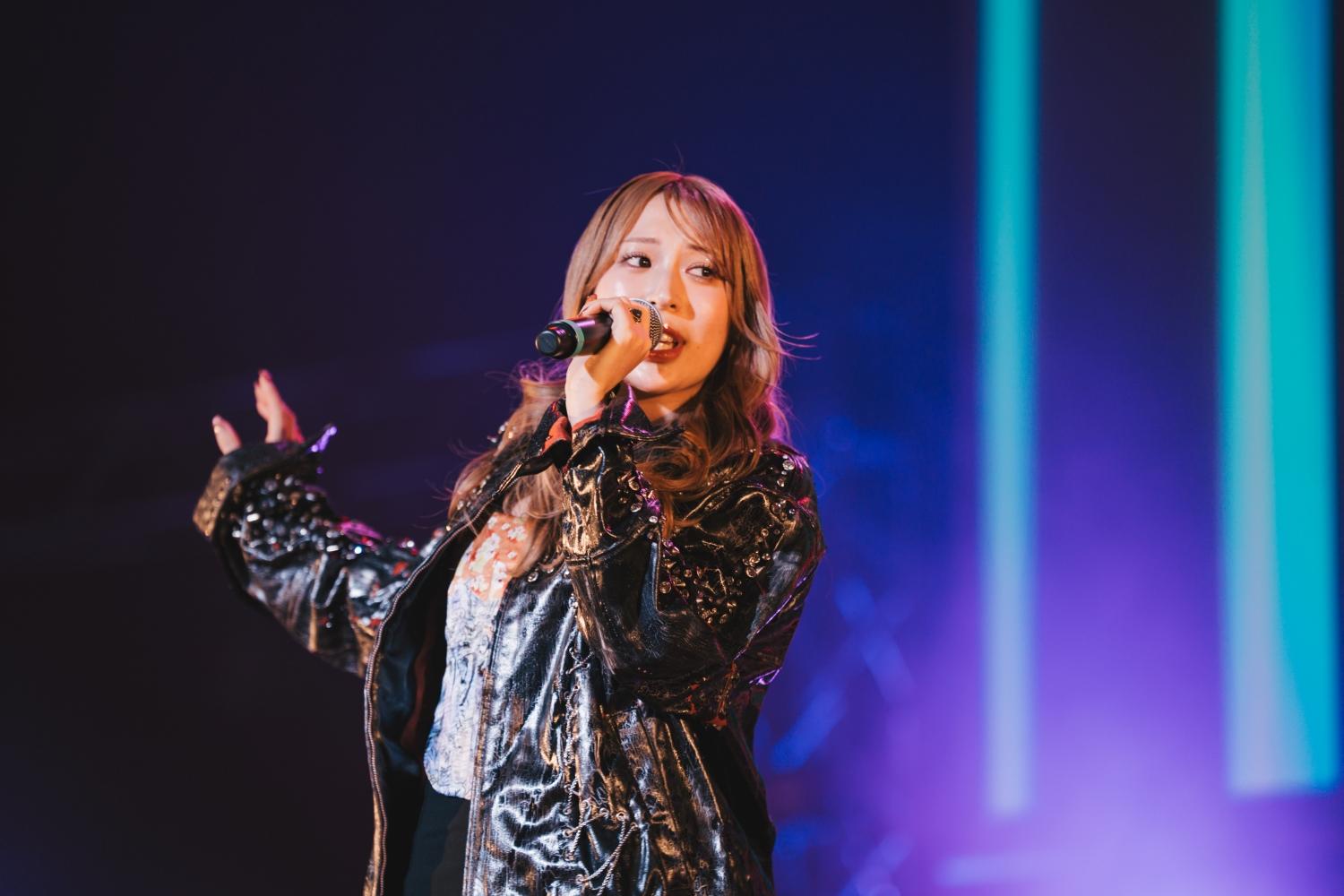 MAHIRU舞台上深情演唱,投入滿滿的細膩情感,讓現場所有歌迷深刻感受音樂中真實的情緒流動。(圖/大鴻藝術、大福音樂提供)