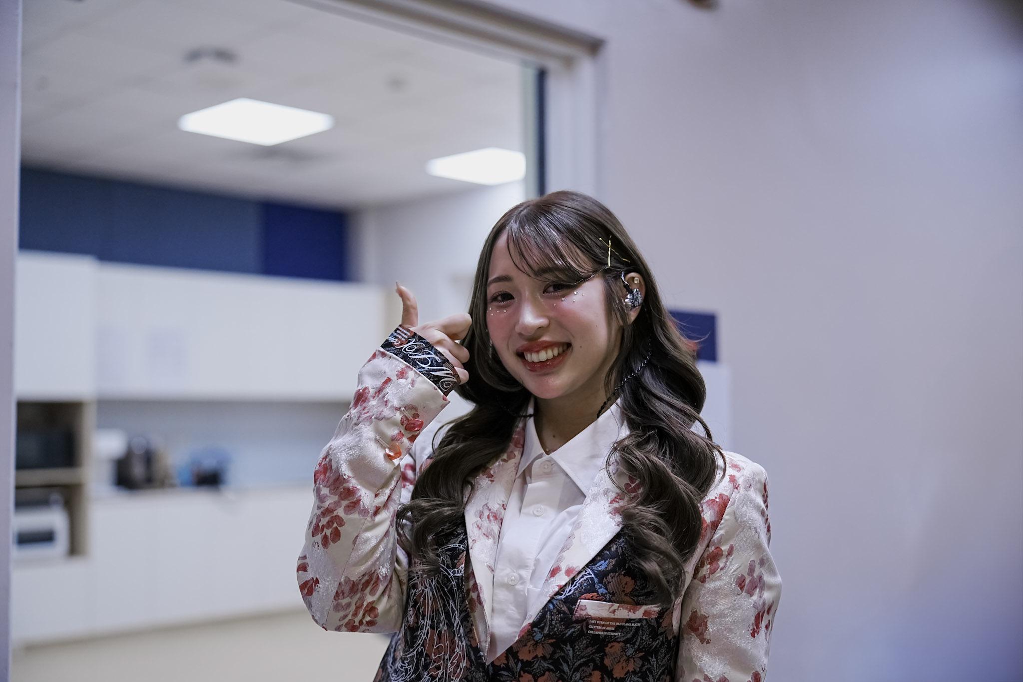 在準備演出的後台休息室中,MAHIRU開心地比讚。(圖/大鴻藝術、大福音樂提供)