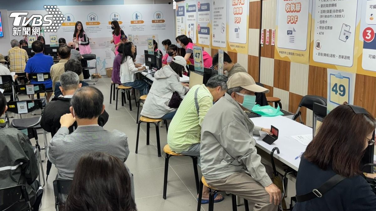 所得稅臨櫃申報今(4)日開跑,不少民眾八點半準時到國稅局報到。(圖/謝佩穎攝)
