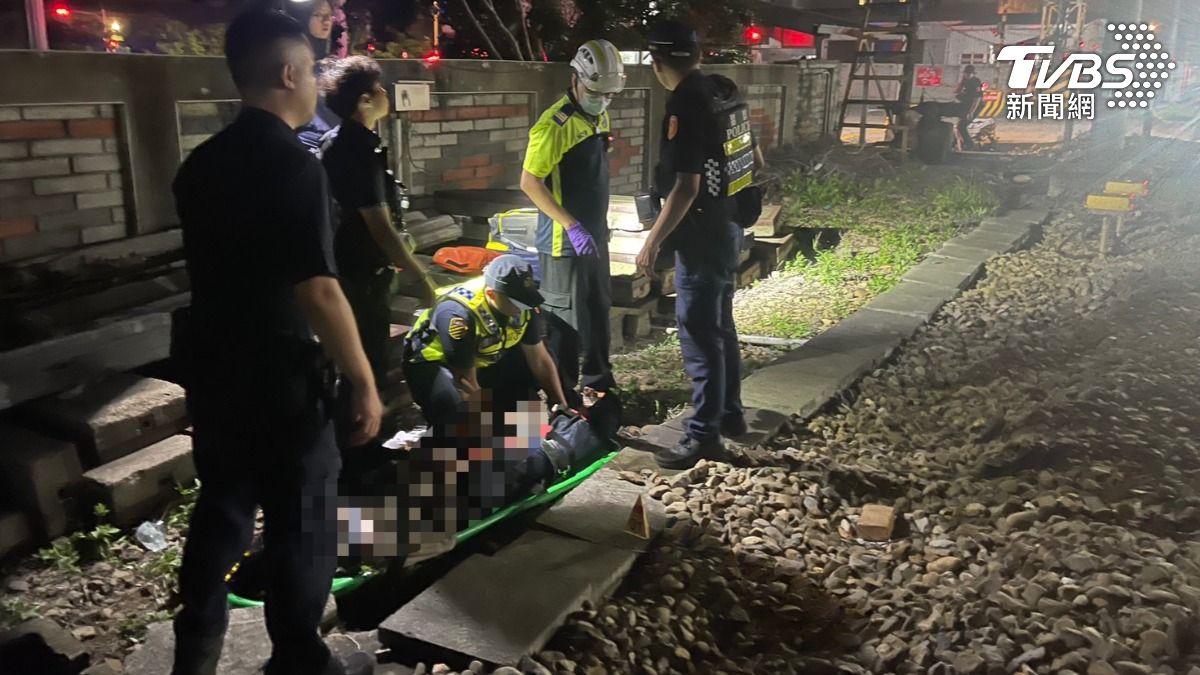台鐵新豐=湖口間唐榮平交道火車擦撞男子,傷者送醫。(圖/TVBS)