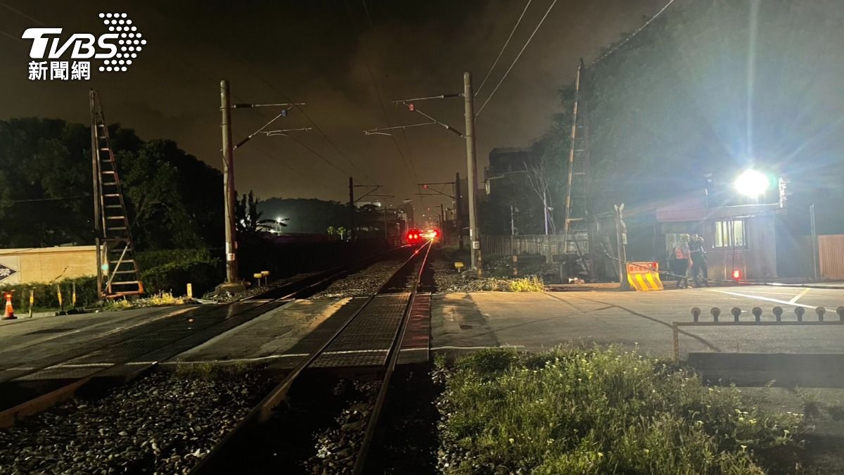 台鐵新豐=湖口間唐榮平交道火車擦撞男子,傷者送醫。(圖/TVBS)